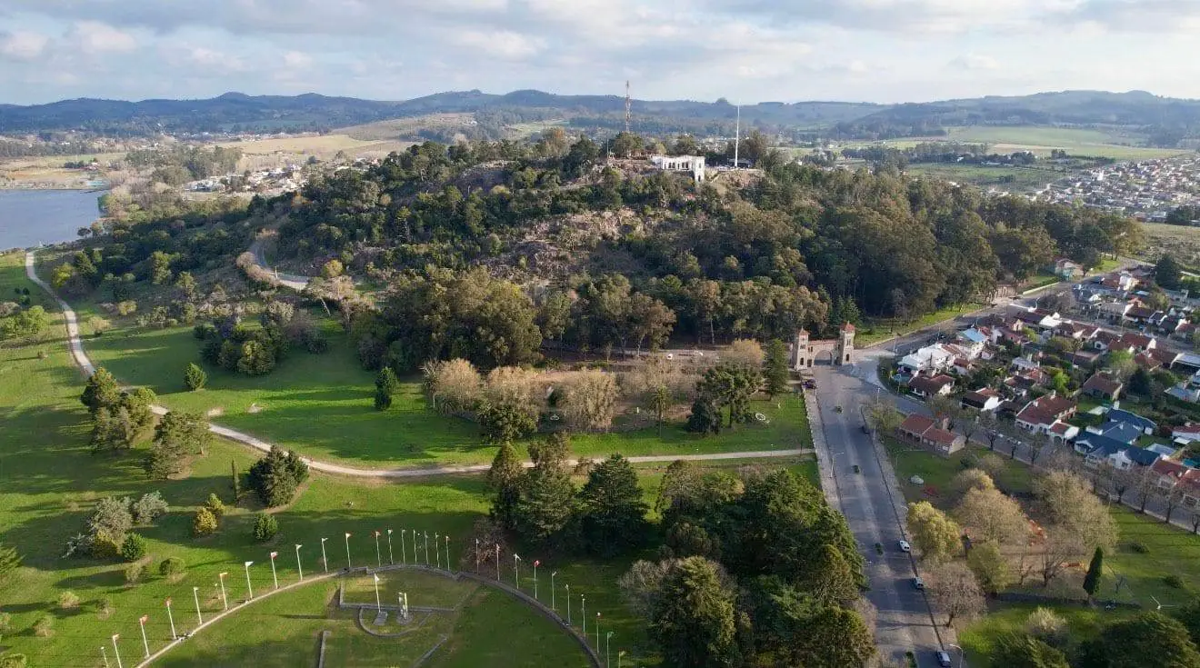 Vista aérea de un parque y barrios de Tandil